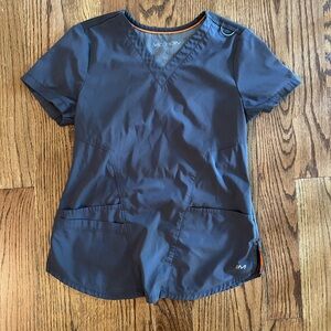 3-pocket scrub top